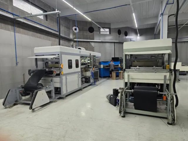 MÁQUINA DE VACCUM FORMING PARA FABRICAÇÂO DE EMBALAGENS PLÀSTICAS  - TEMOS 2 UN - RJ  - Foto 6