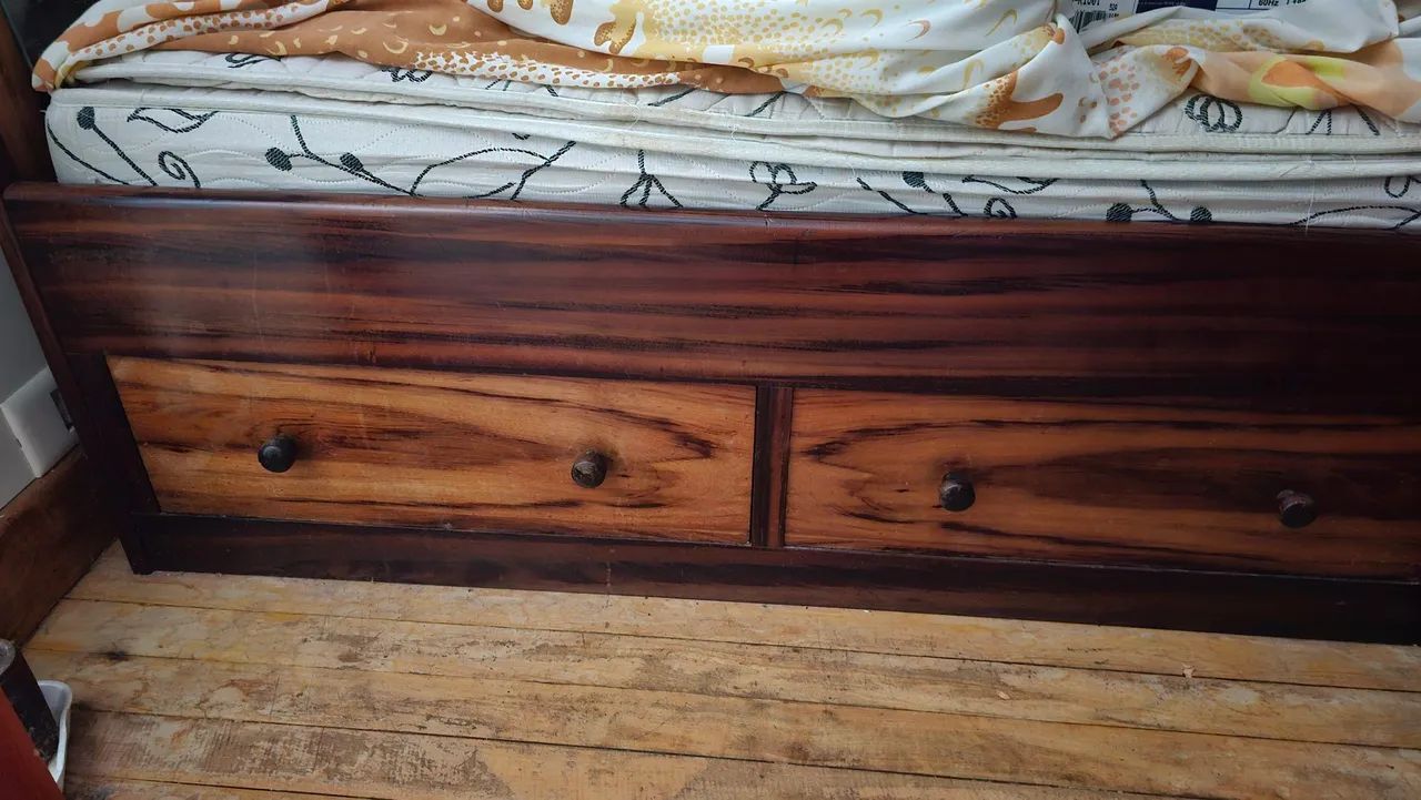 Cama de solteiro menor que o padrão com 2 gavetões, de jacarandá
