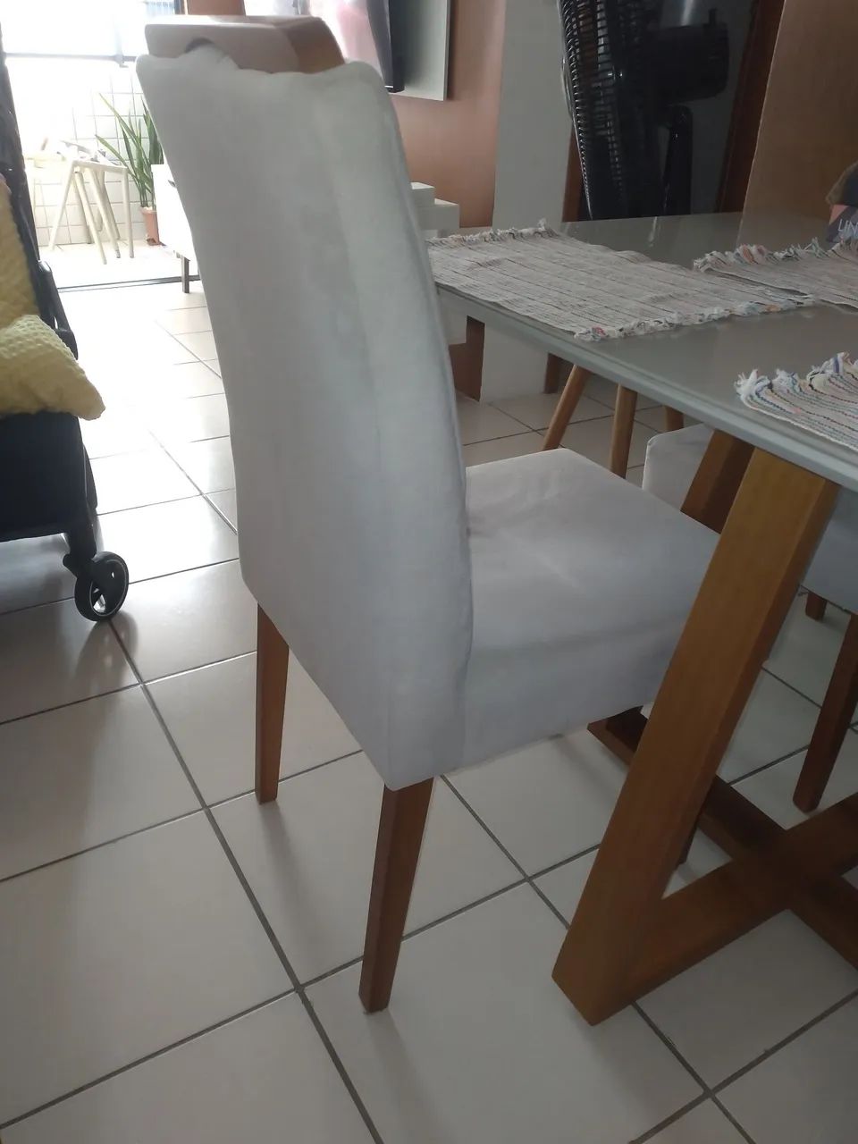 JOGO COM 4 CADEIRAS ESTOFADAS. IMPERDÍVEL! - Foto 5
