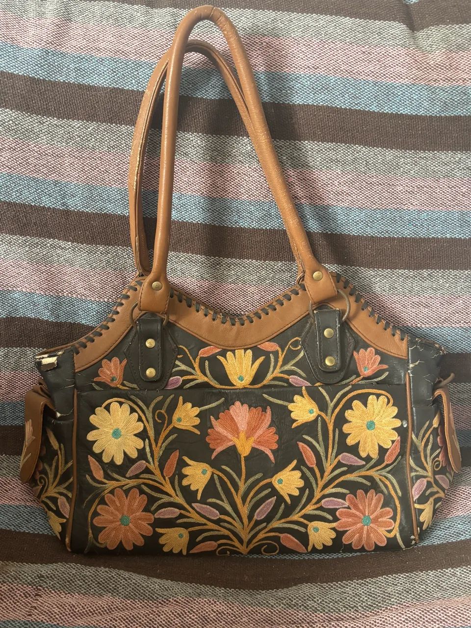 Bolsa de couro com detelhes de flores usada 