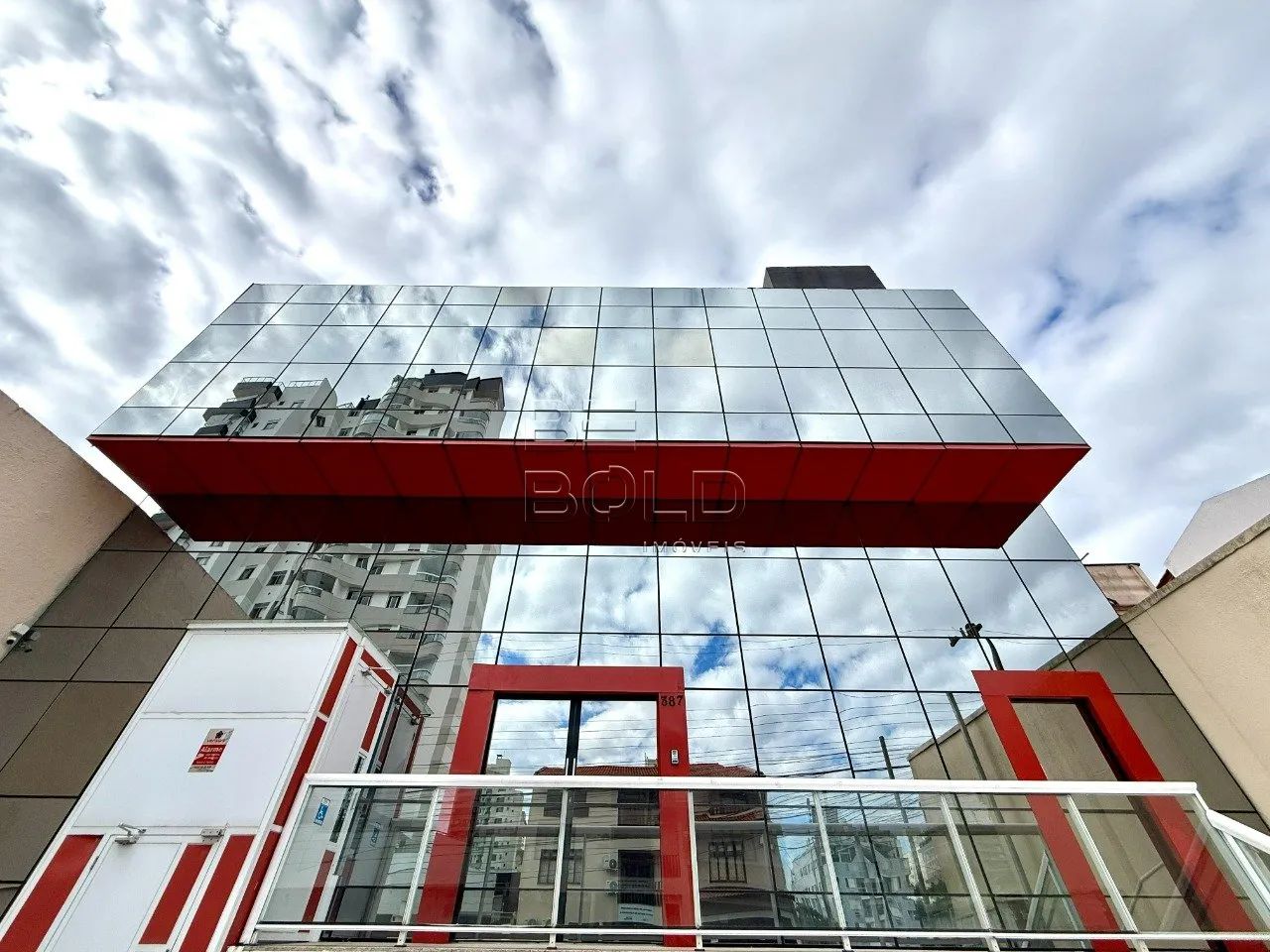 Prédio comercial de alto padrão no Estreito
