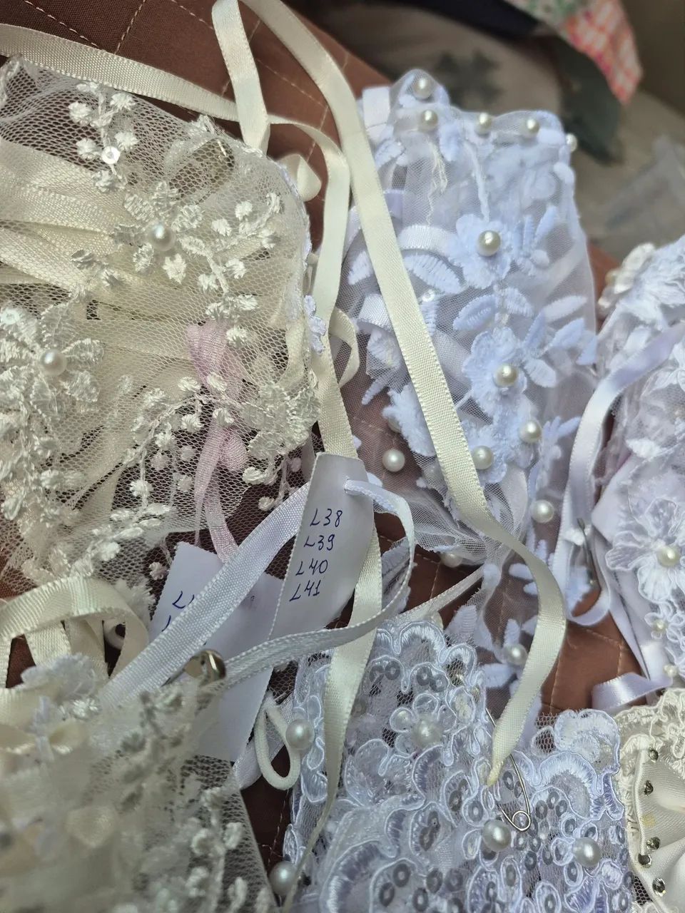 34 un. de luvas de dedo brancas e 14 un. off white.  - Foto 4