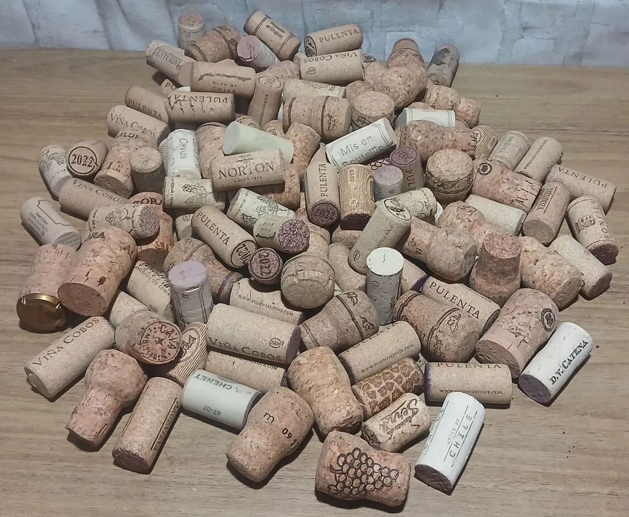 Lote com 130 rolhas de cortiça variadas