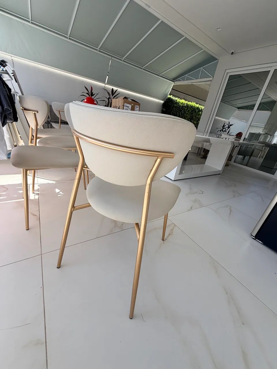 Mesa branca laqueada com cadeiras impecáveis - Foto 5