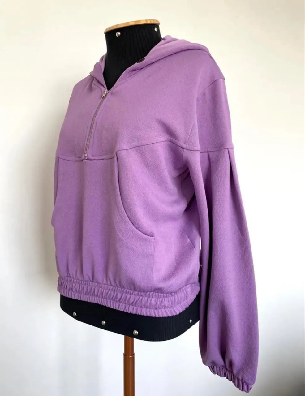 Blusa tam G lilás com capuz e bolsos frontais - Foto 4