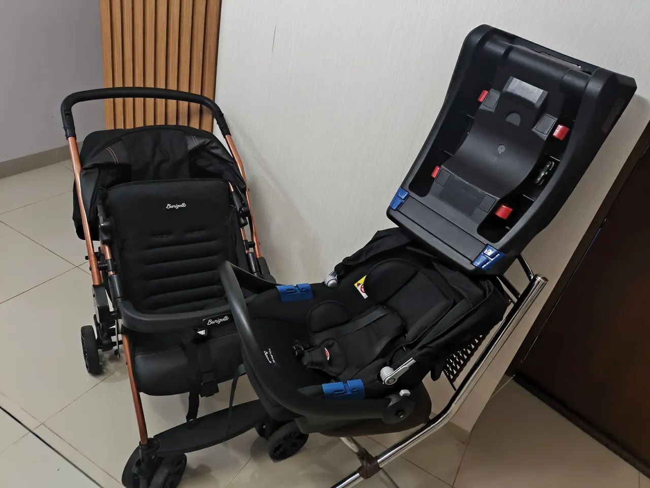Carrinho de bebê+ bebê conforto+ base