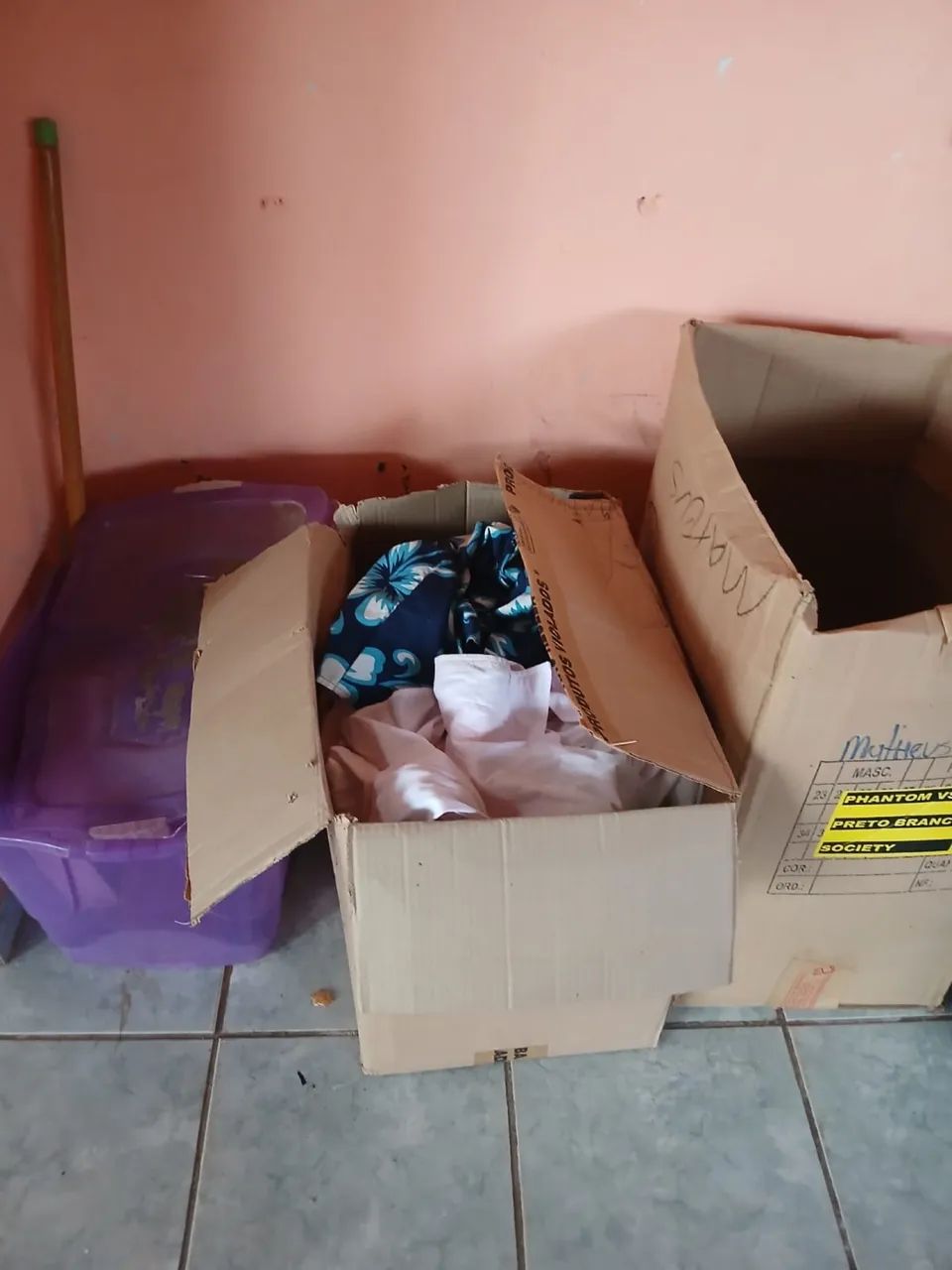 VENDO CAIXA COM ROUPAS PARA BAZAR - Foto 2