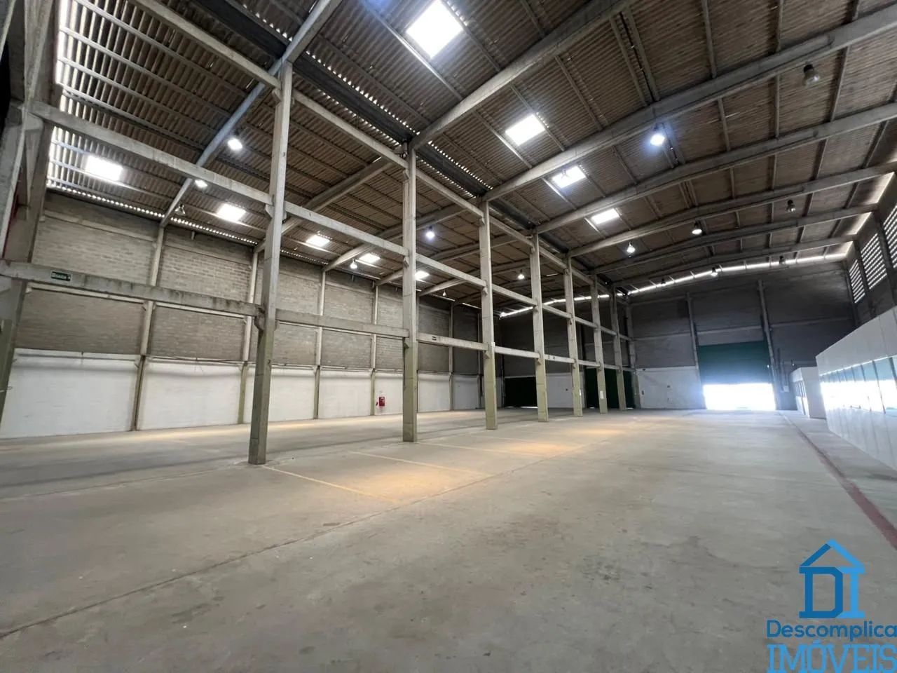 MEGA GALPÃO (2.400 M²) CONDOMÍNIO KS | PÉ DIREITO DE 12M | 3 DOCAS + 2 ACESSOS! - Foto 2