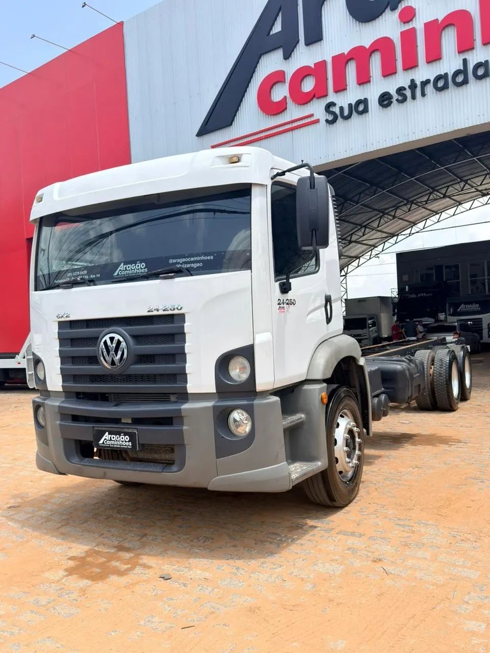 VOLKSWAGEN 24-250 E Constellation 3-Eixos 2p (diese