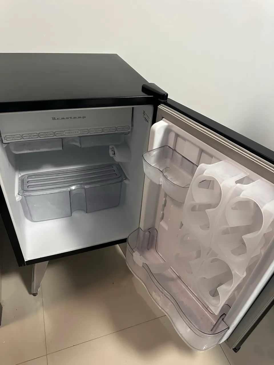 Frigobar retrô preto Brastemp  - Foto 3