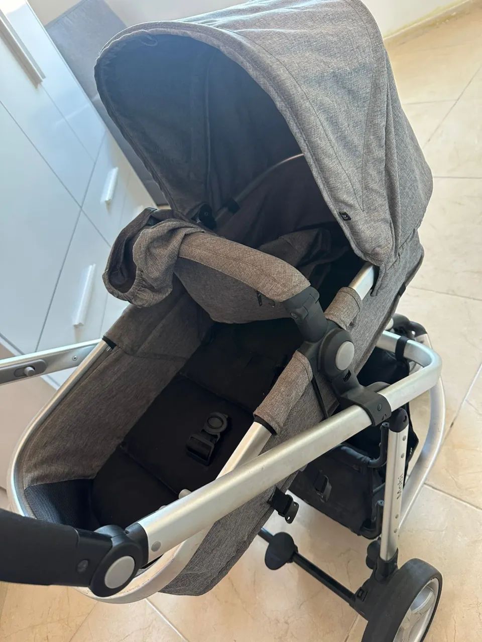 Carrinho de bebê com bebê conforto  - Foto 2