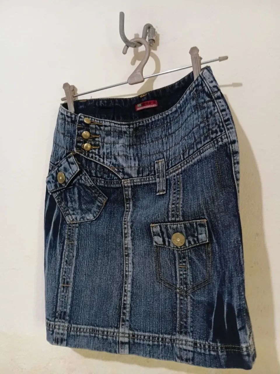 Roupas usadas em bom estado de conservação.