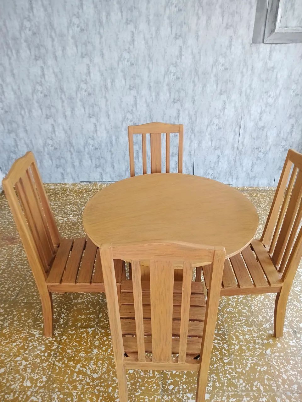 Conjunto de mesa e 04 cadeiras em madeira  - Foto 5