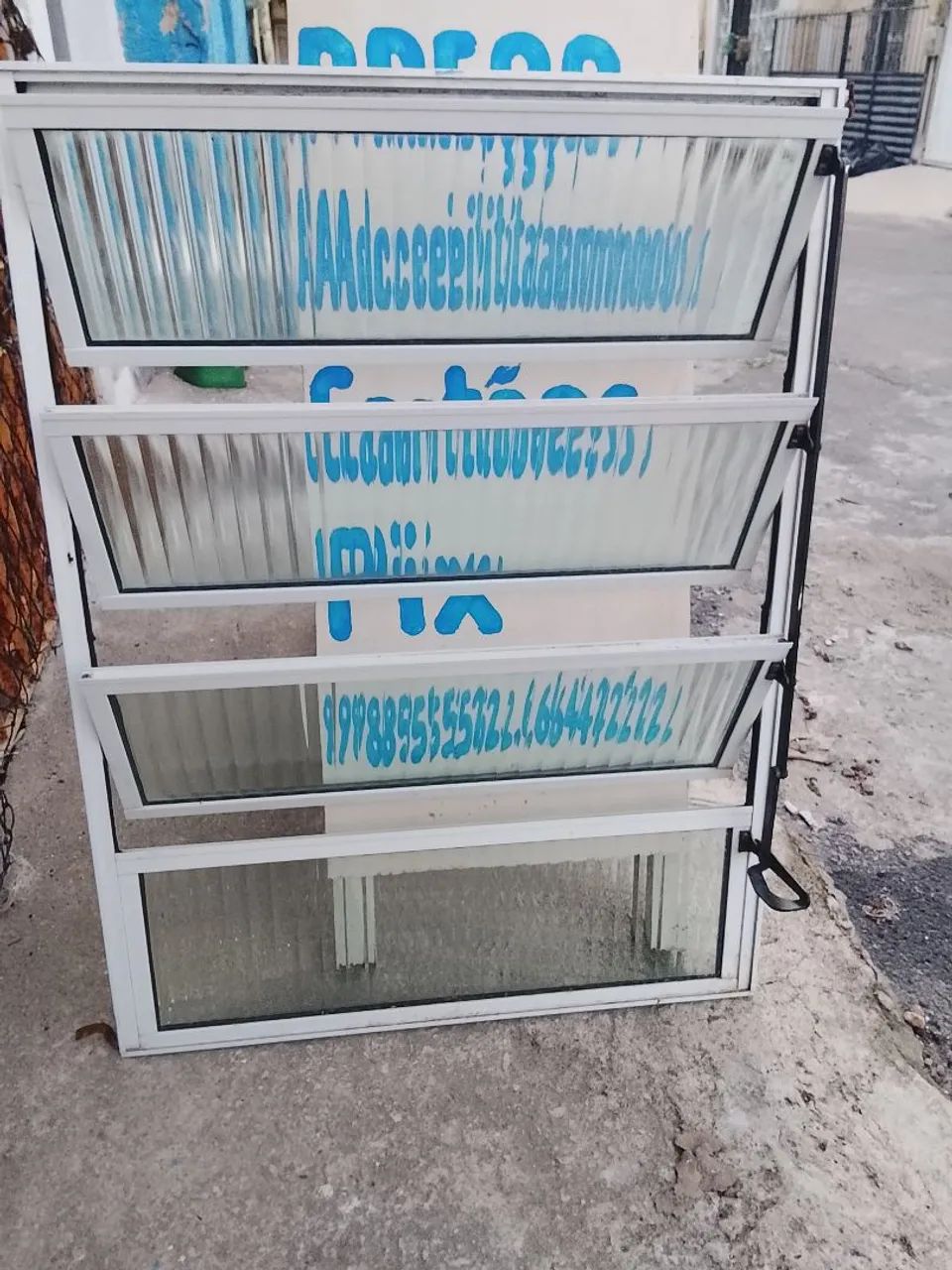 Janela basculante tamanho 60 x 80