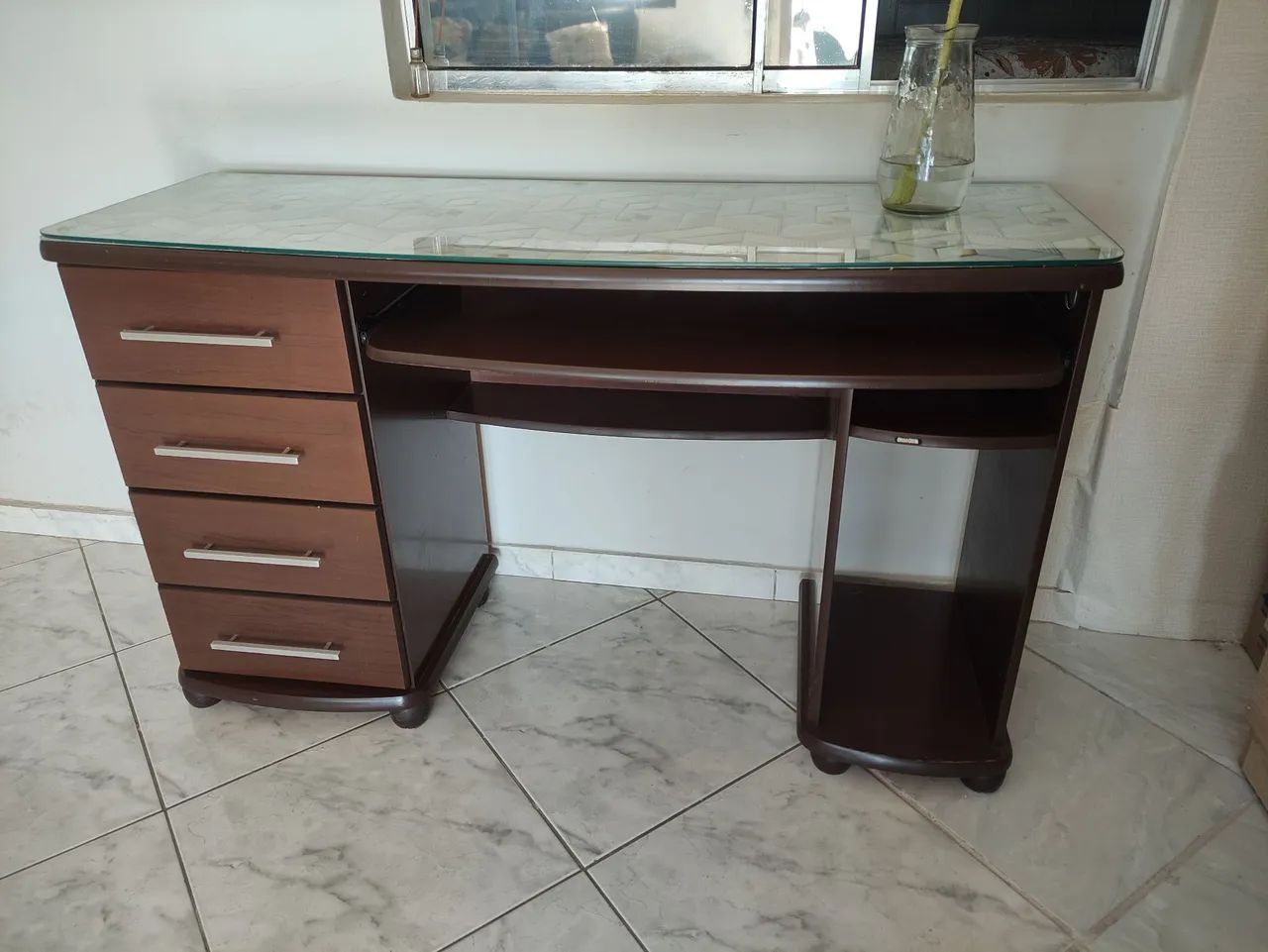 Mesa de escritório com gaveteiros.