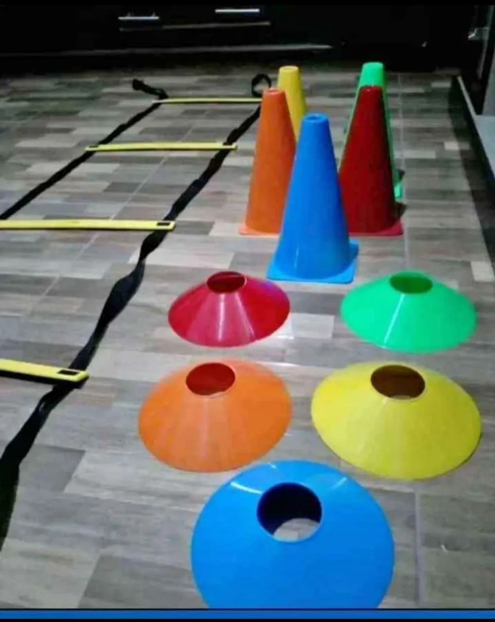 Kit funcional.  1 escada 5 cones 5 chapéus.  Entrega grátis 