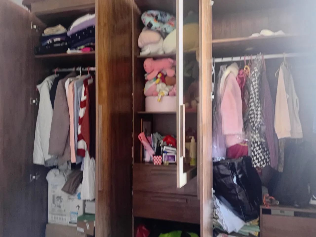 guarda roupa marrom 3 portas - Foto 3
