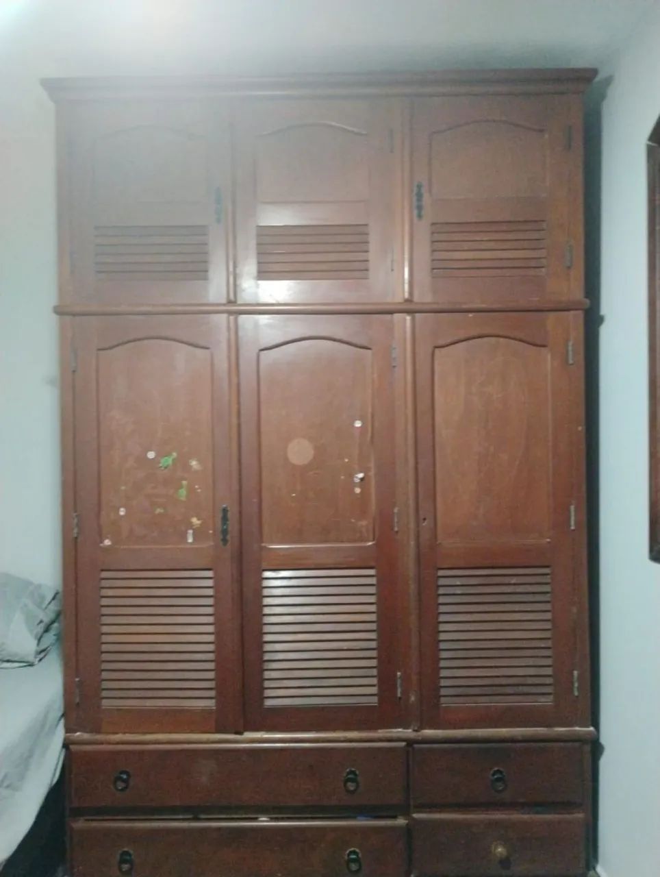 Guarda roupa em madeira 