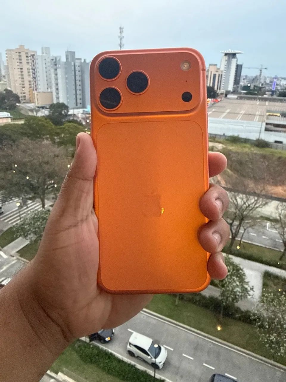 NOVIDADE DE 17 PRO MAX LARANJA ( GARANTIA APPLE ) USADO - Foto 2