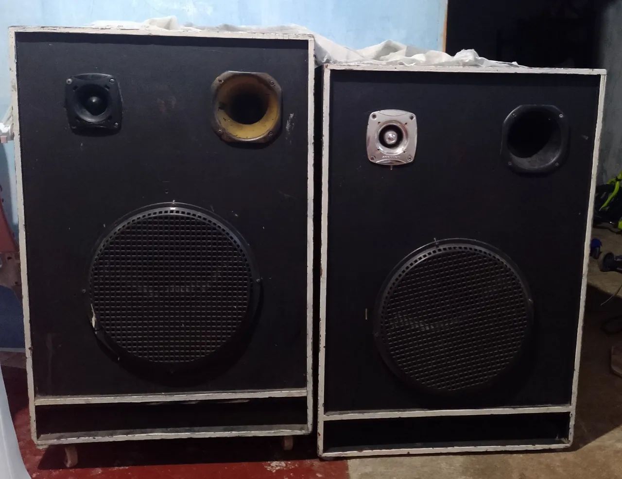 Vendo essas caixas de som boca de 15 - Foto 2