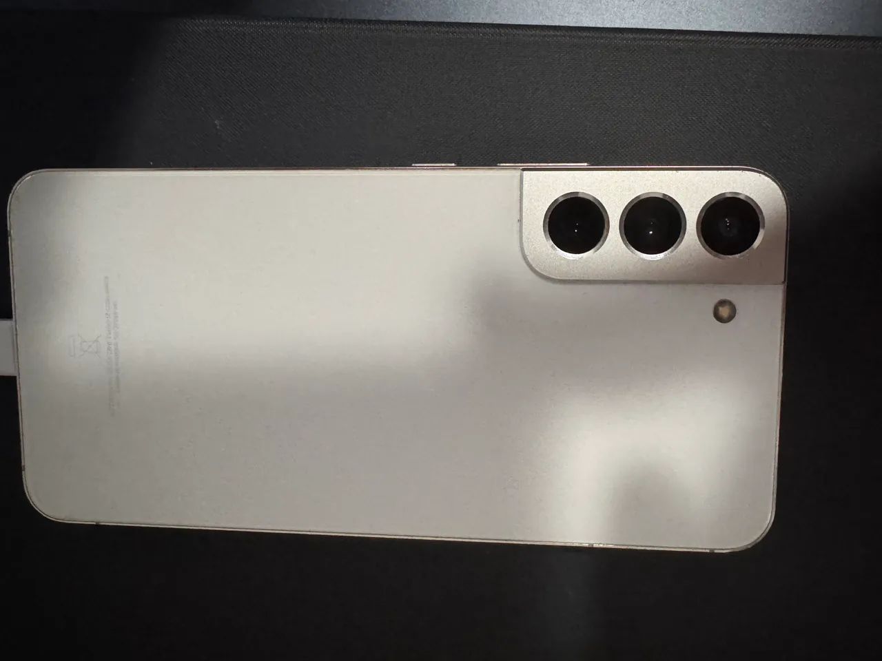 Samsung Galaxy S22+ com pequenas avarias no vidro frontal e traseiro