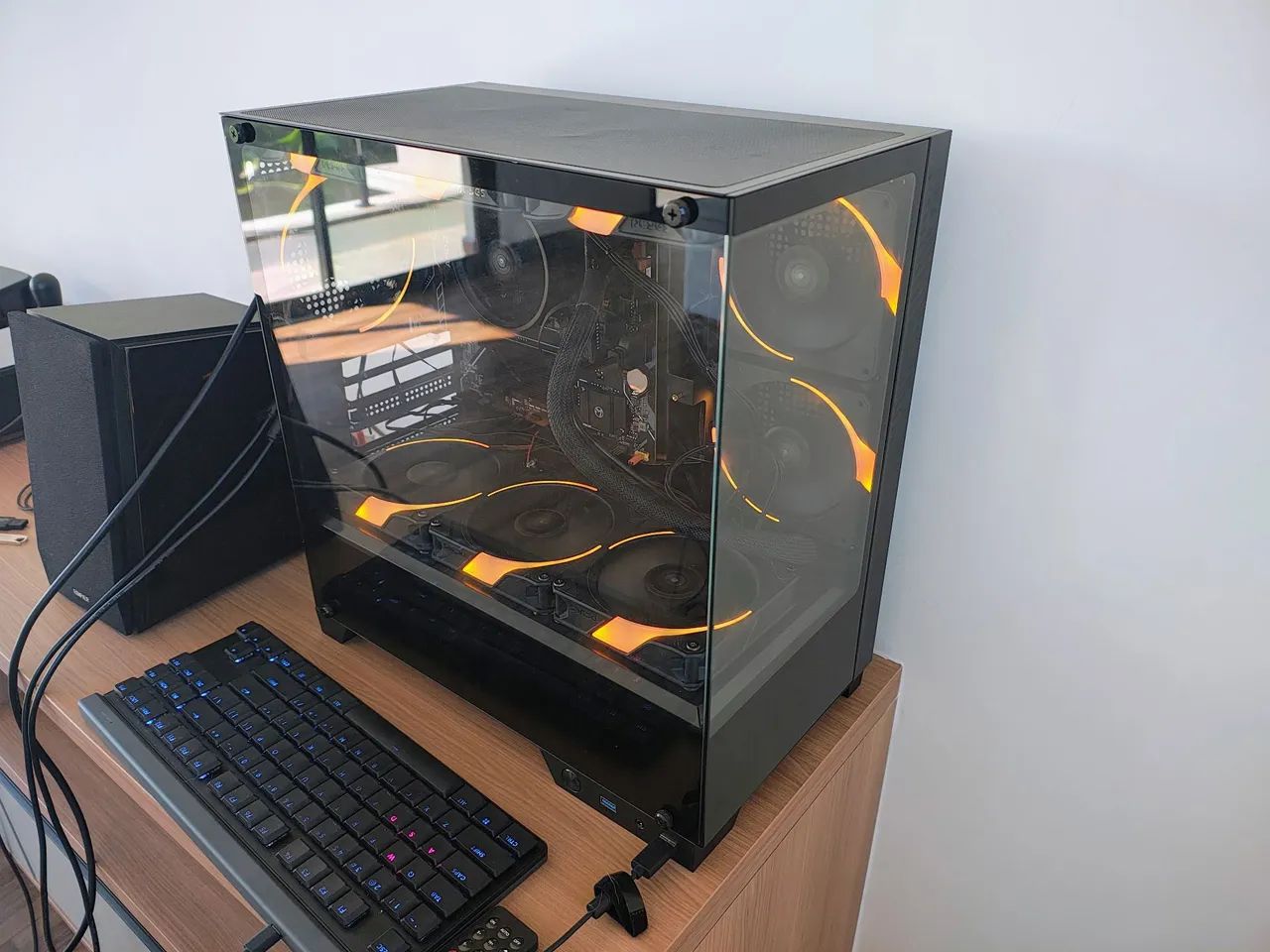 Gabinete gamer com 9 coolers e controladora rgb