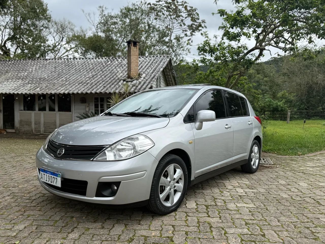 Nissan Tiida TIIDA SL 1.8/1.8 Flex 16V Mec. 2011
