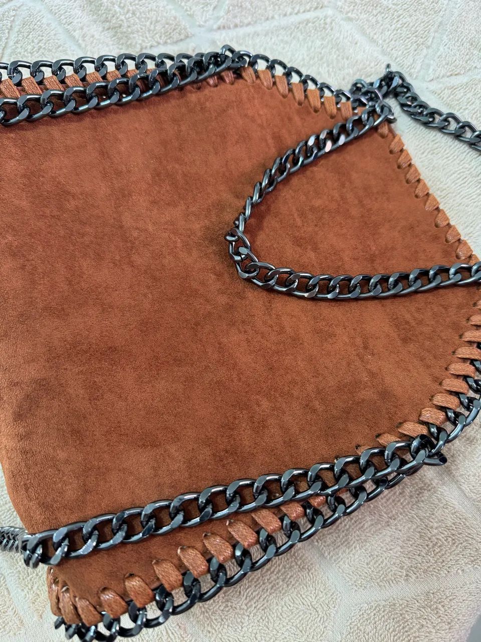 Bolsa camurça sintética e correntes grafite - Foto 6