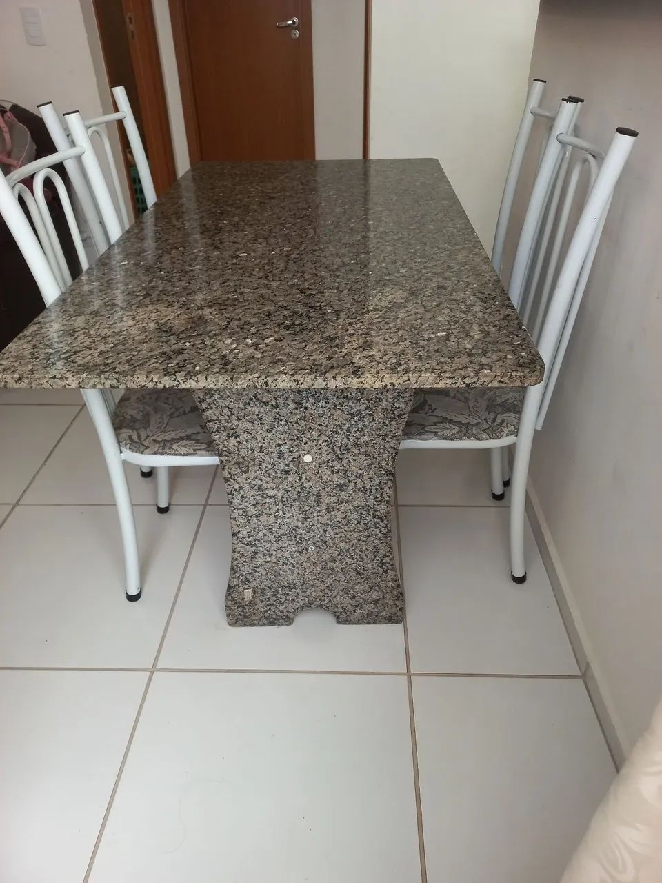 Mesa de Granito com 4 cadeiras - Foto 3