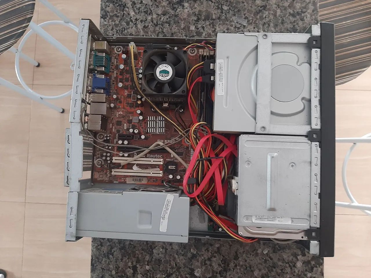 Computador velho completo.