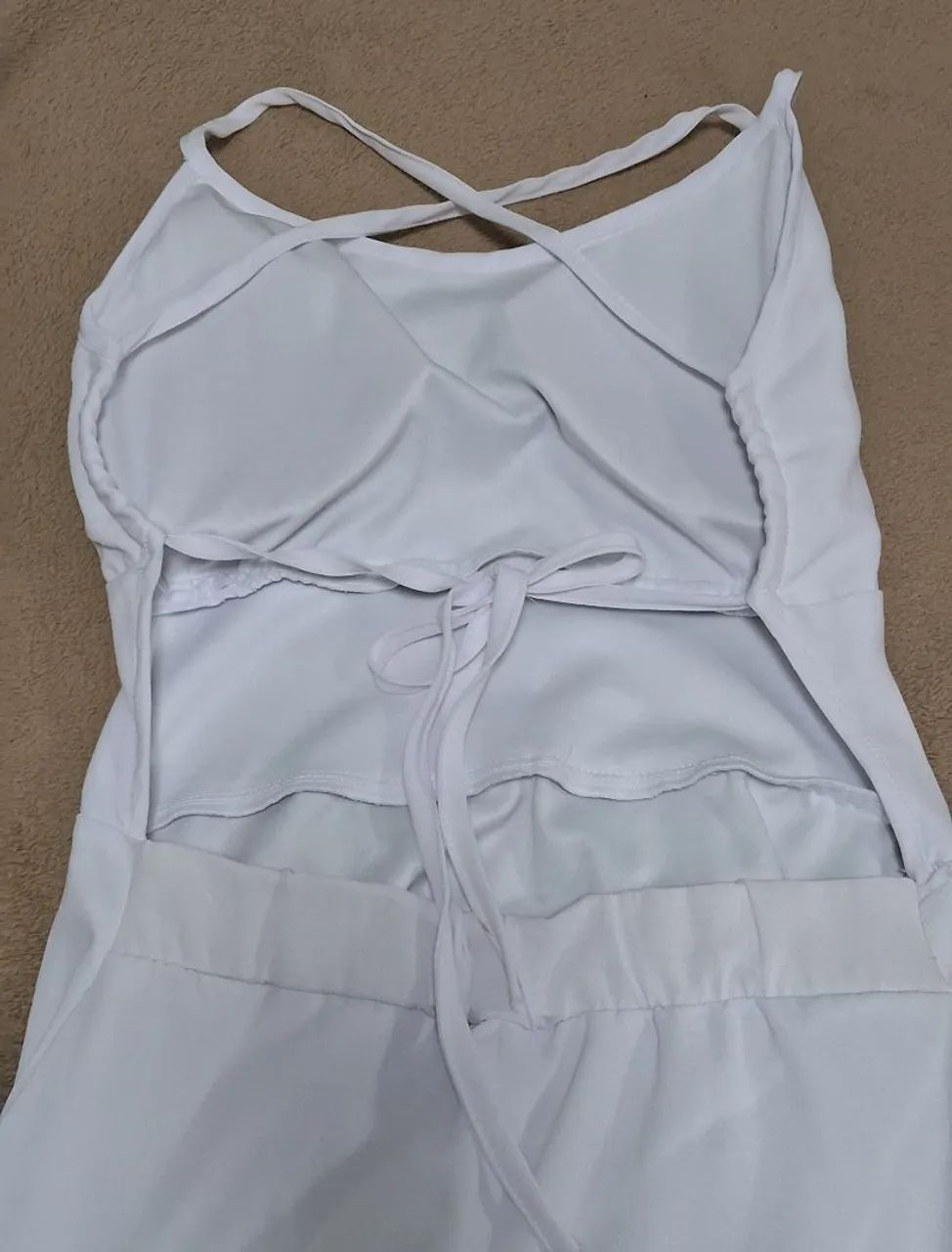 Vestido longo branco com abertura trançada nas costas  - Foto 4