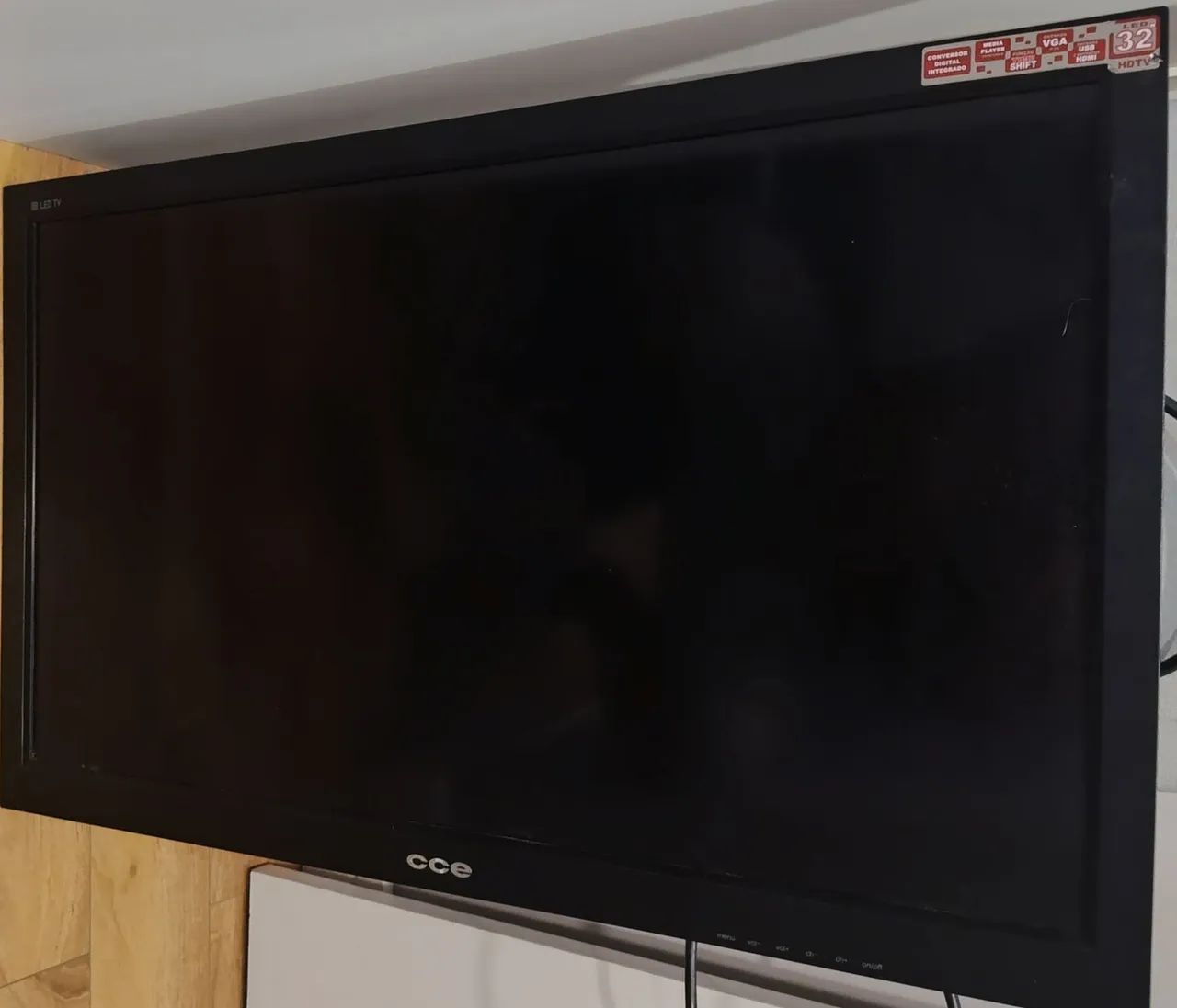 TV CCE 32" LED (Modelo L322) - Ótimo Estado e Econômica!