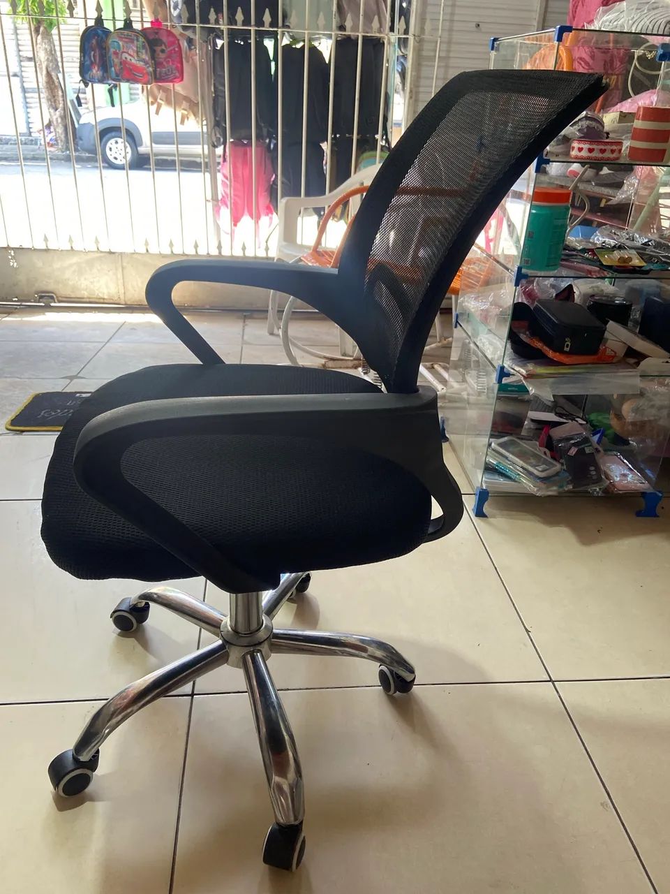 Vendo cadeira de escritório nova  - Foto 2