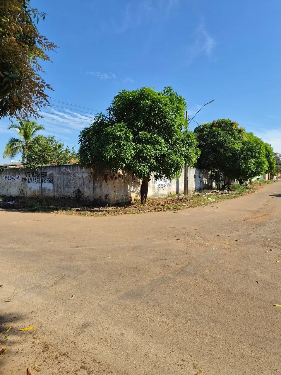 Vendo casa com 3 terrenos de esquina murado. - Foto 3