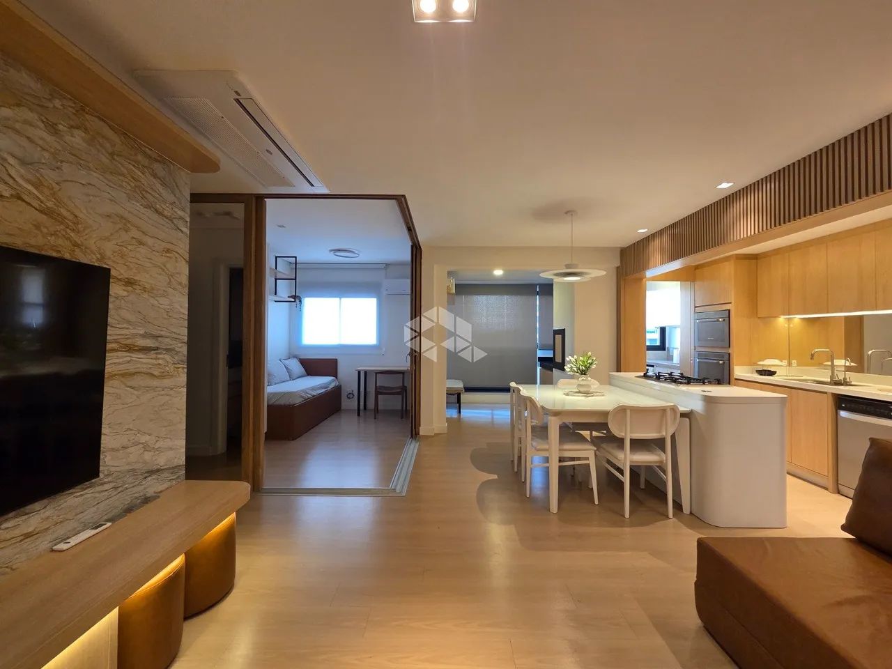 APARTAMENTO SEMIMOBILIADO COM 2 QUARTOS SENDO 1 SUÍTE E 2 VAGAS NO CENTRO - Foto 2