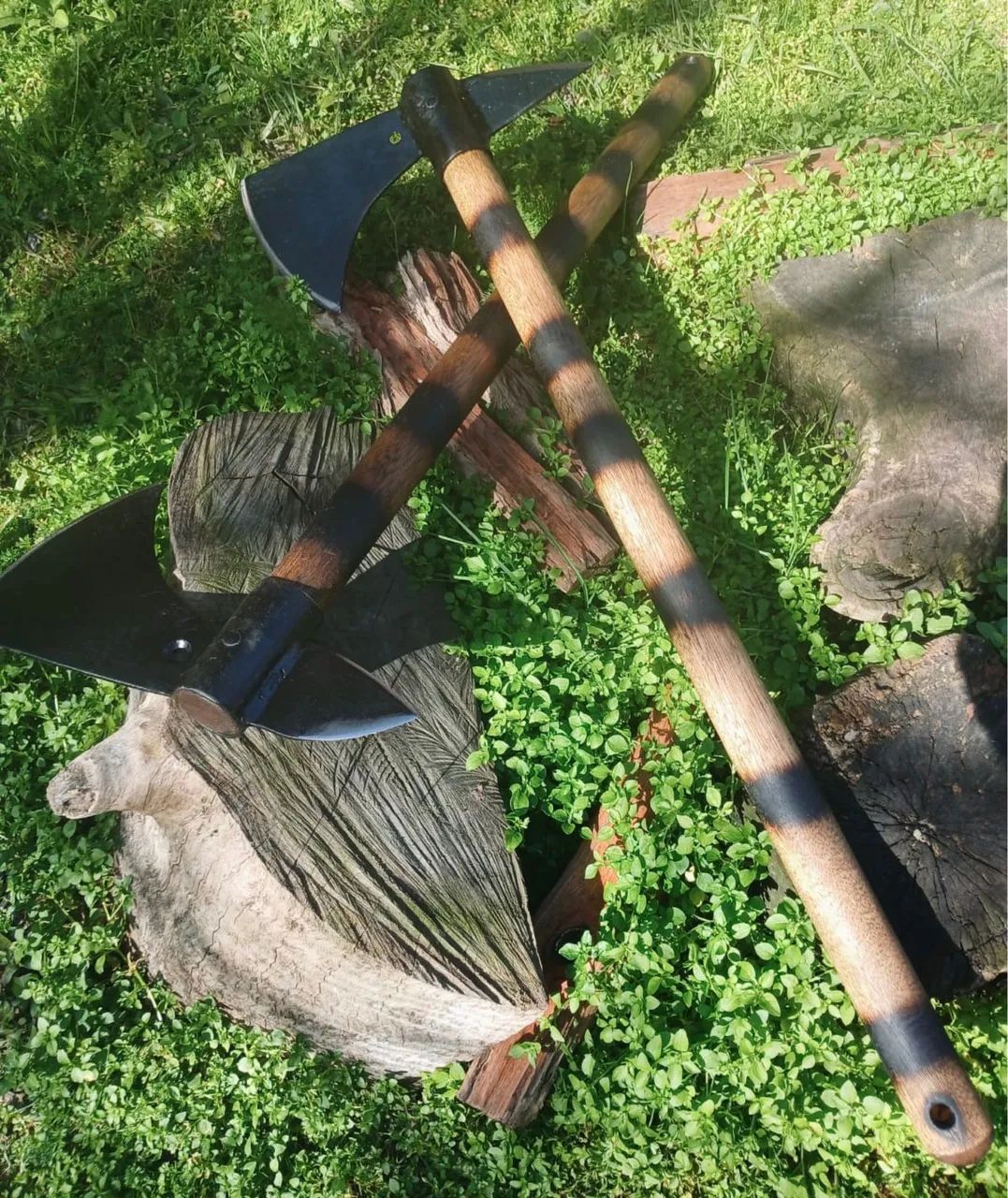 Kit 2 Machados Lenhador Artesanal Forja Em Aço Cabo Madeira - Foto 3