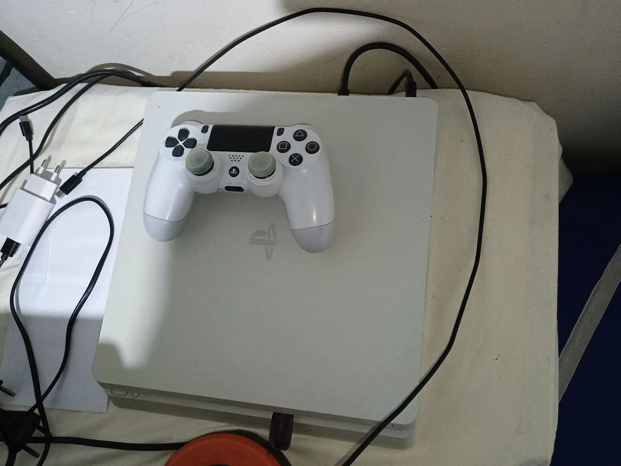 Vendo PS4 novo com garantia de 8 meses - Consoles de Vídeo Game