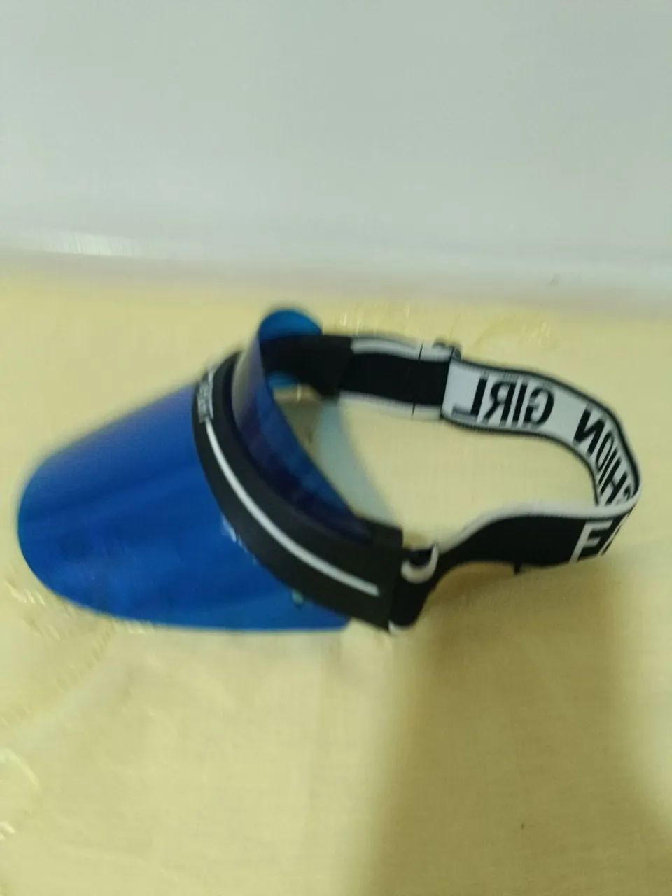 Viseira acrílica azul com elástico macio e ajustável.  - Foto 2