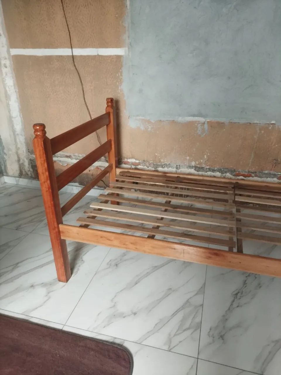 Cama de solteiro de madeira