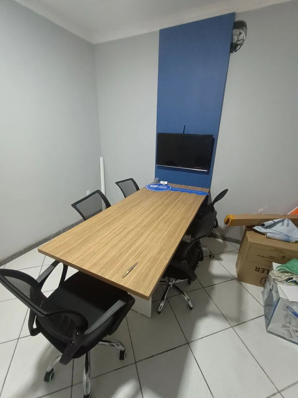 Mesa de reunião nova em MDF com painel e 5 cadeiras novas - Foto 3