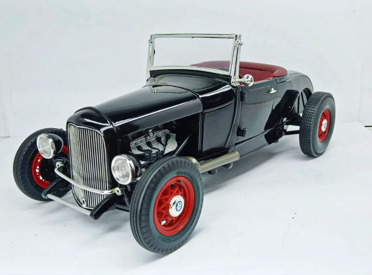 Miniatura Ford 3 Window Coupê 1932 1/18 - Hobbies e coleções