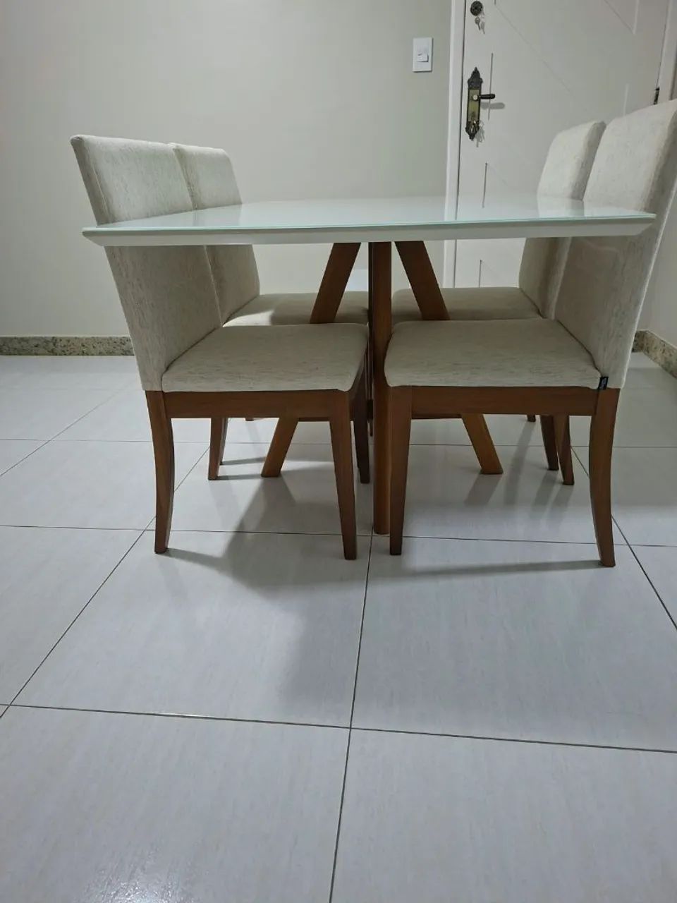 Mesa semi nova somente a mesa ((não estão inclusas as cadeiras)) - Foto 3