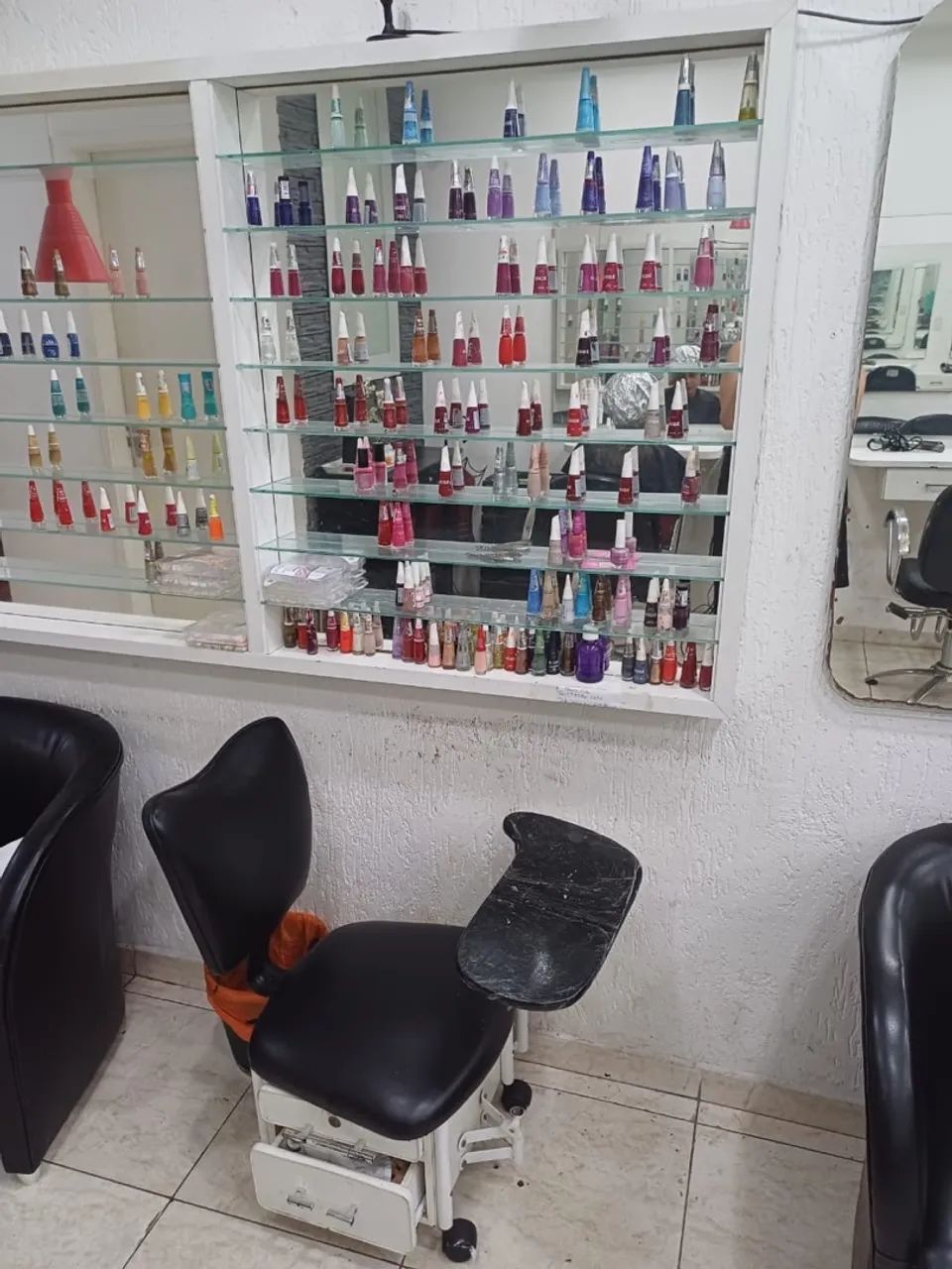 Dois nichos espelhados para esmaltes 