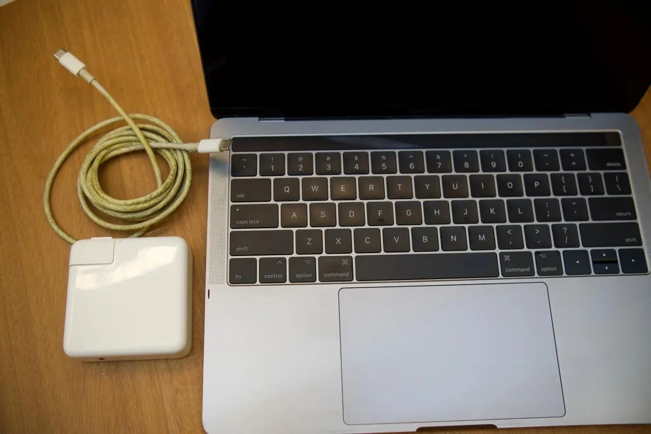 MacBook Pro 13? 2017 Touch Bar - Bateria 90% - Excelente estado - Foto 2