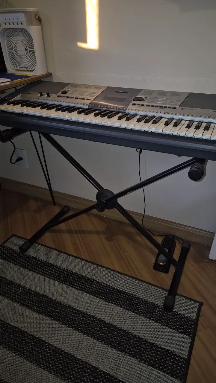 Teclado Yamaha PSR E403 (MIDI USB) + Suporte/Cabos - Instrumentos