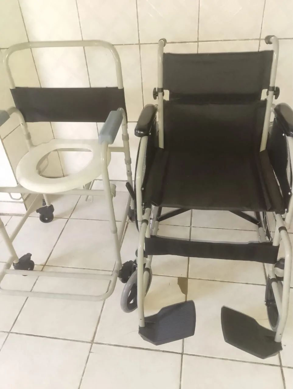 Vendo cadeira de rodas e de banho