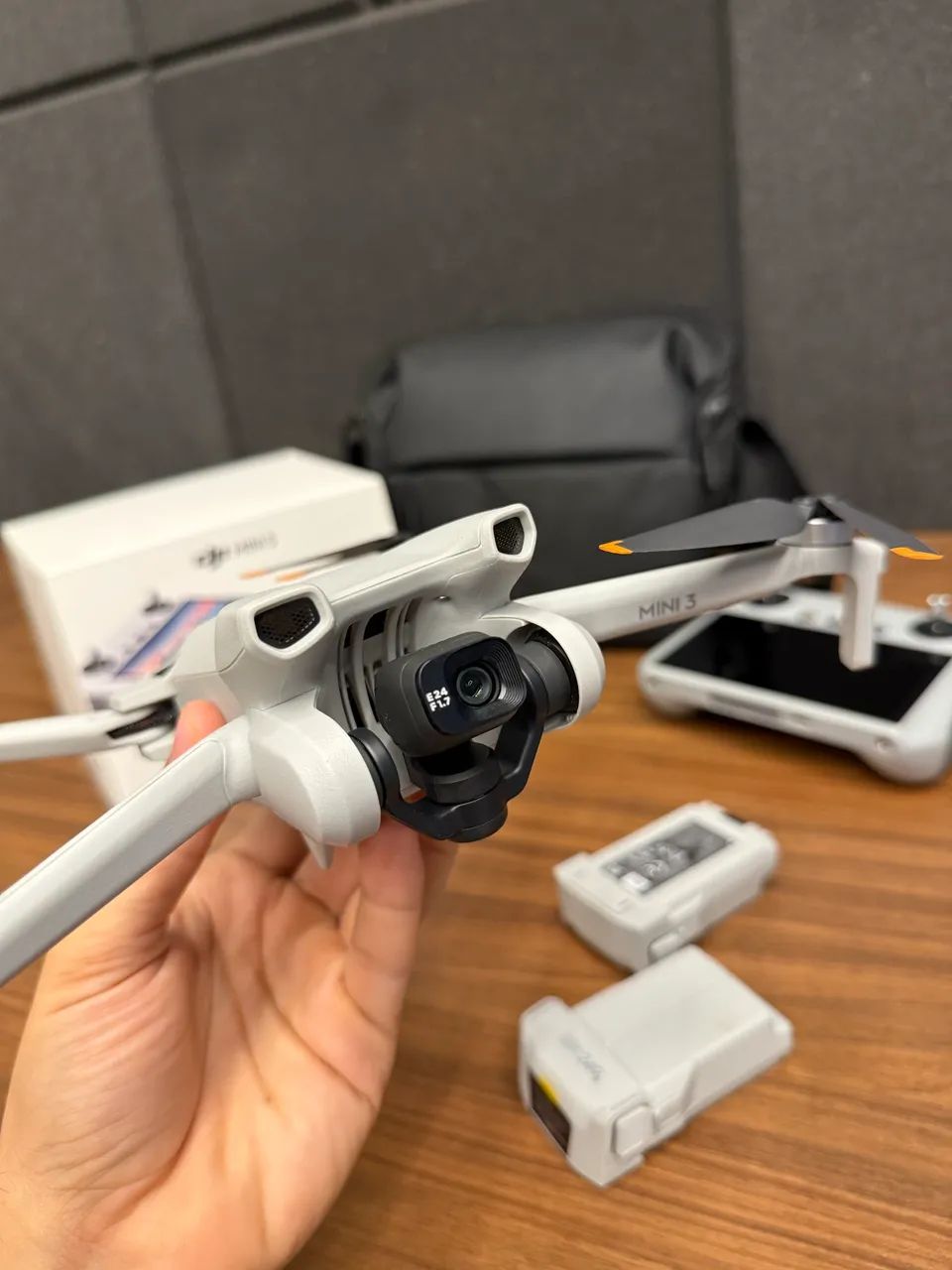 Drone profissional Dji Mini 3 controle com Tela, 2 baterias e bolsa. - Foto 3