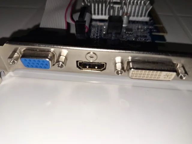 Placa de vídeo GIGABYTE GV-N210  1GB - Foto 4