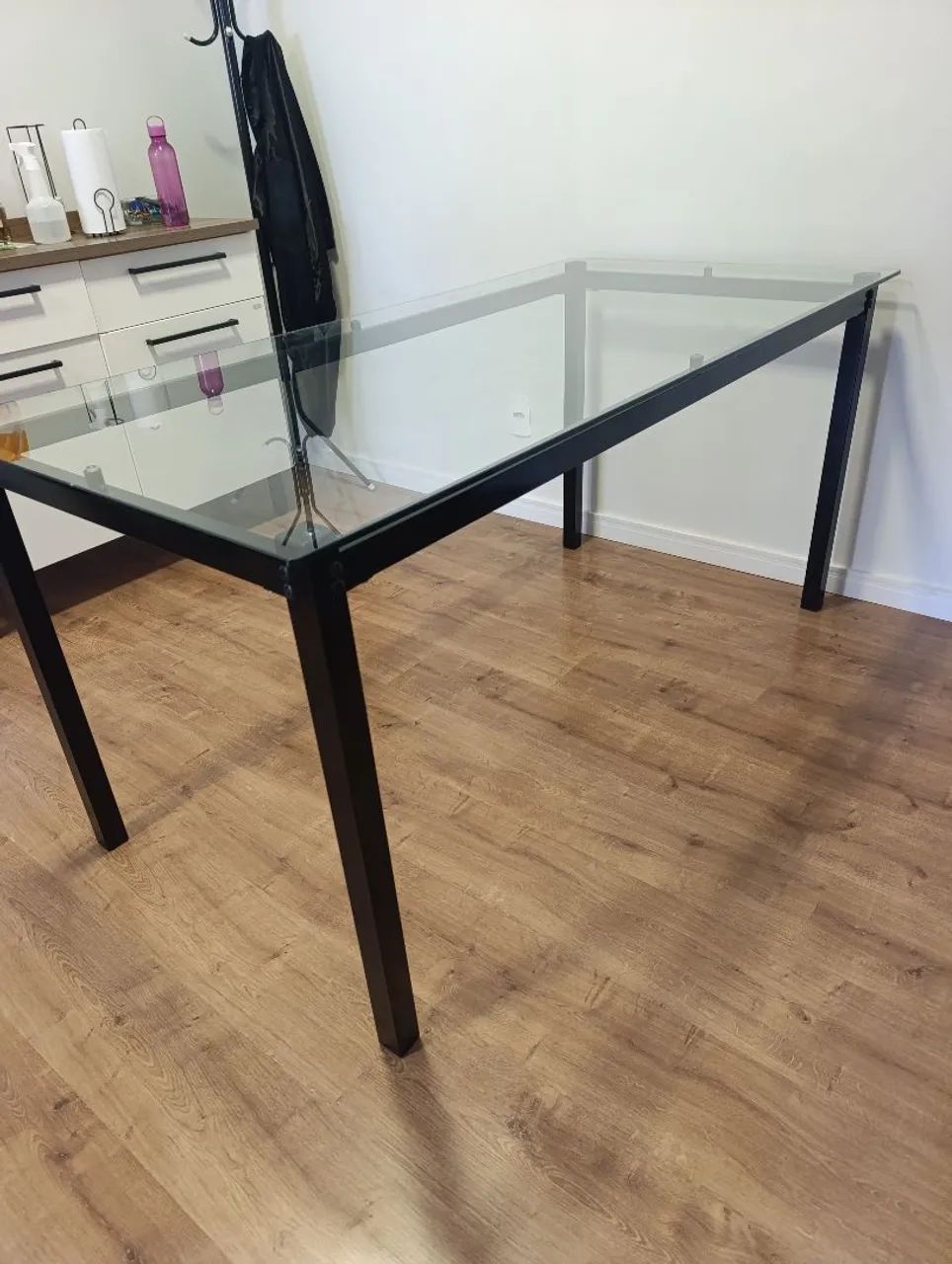 Mesa de jantar preta com tampo de vidro  - Foto 2