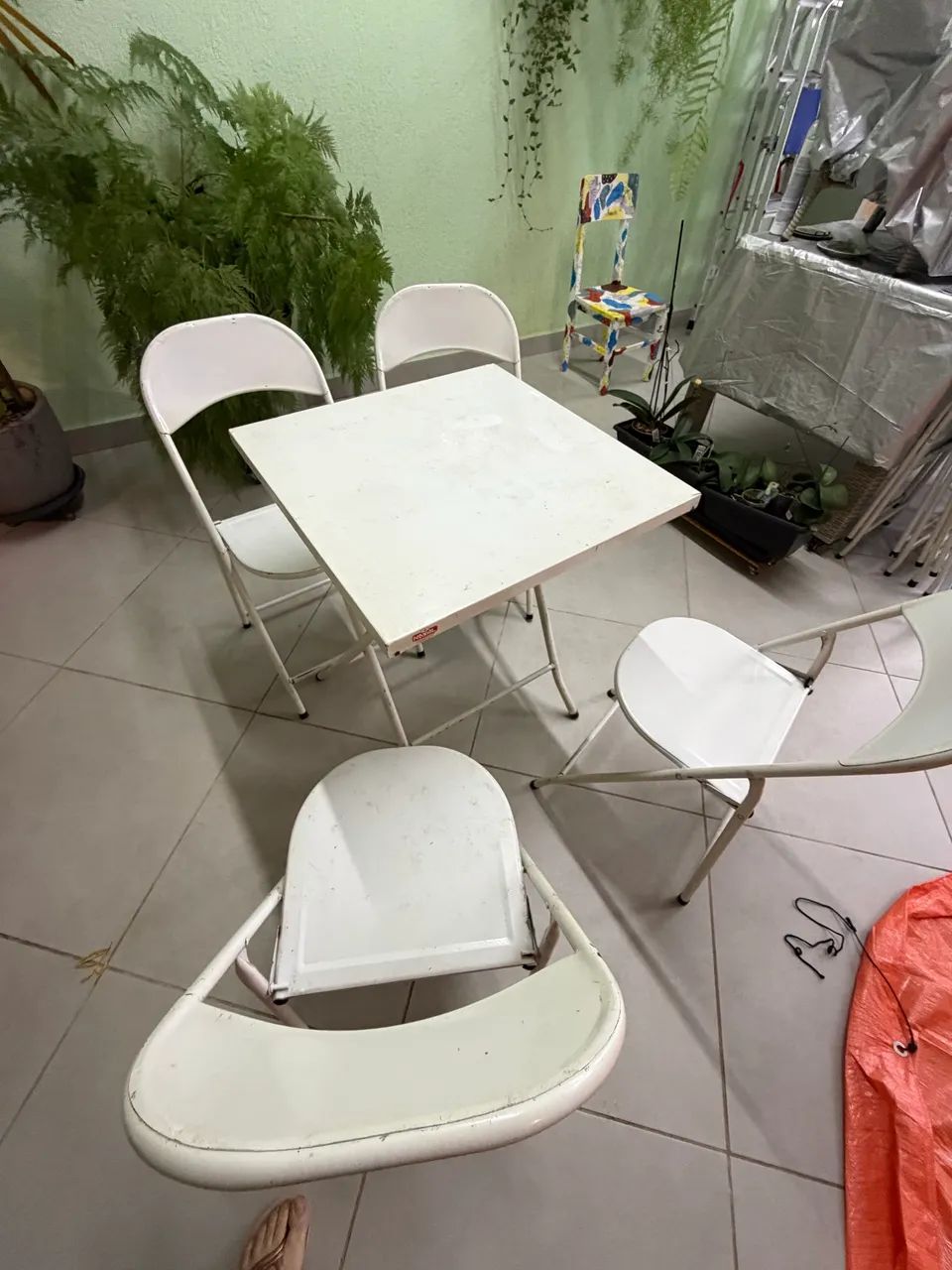 Conjunto de cadeiras e mesa em aço 